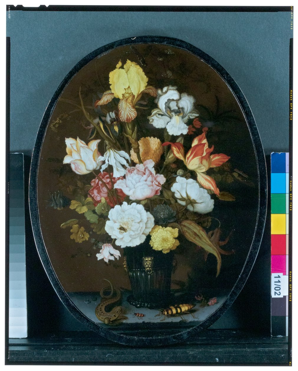 Stilleben med blomster i en glasvase på en afsats, med en firben og biller af Balthasar van der Ast