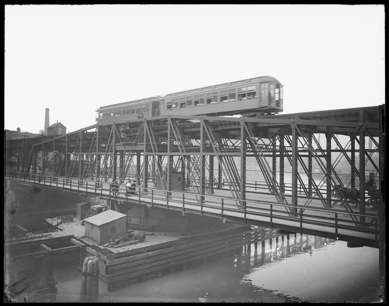 Elevator tog krydser Wells Street Bridge, Chicago, Illinois, USA, ca. 1905 (s/h foto) af Barnes and Crosby