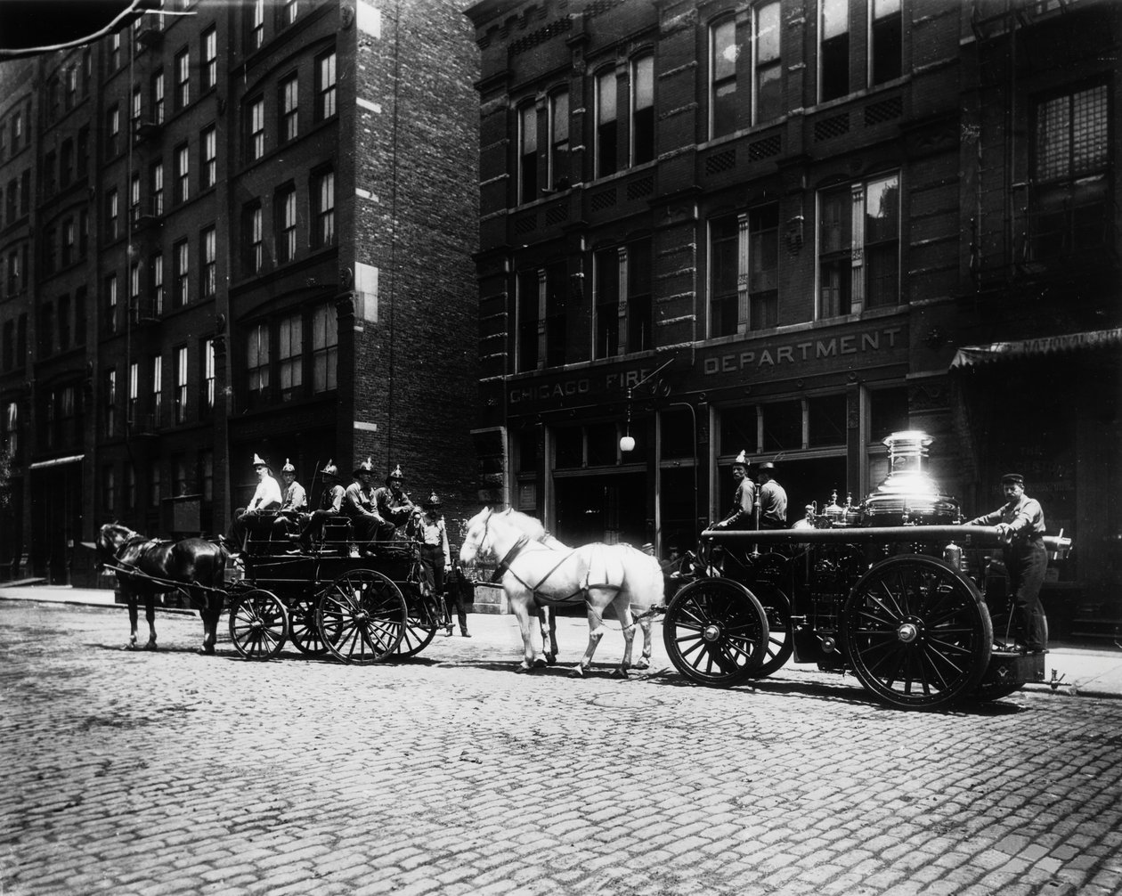 Brandbiler uden for Engine House No. 40, Chicago, Illinois, USA, ca. 1905 (s/h-foto) af Barnes and Crosby
