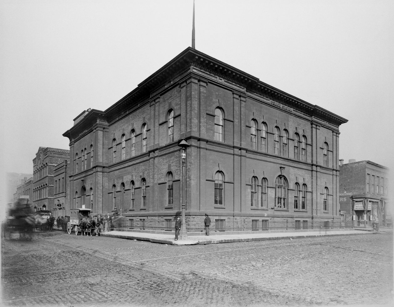 Harrison Street Police Station, Chicago, Illinois, USA, ca. 1900 (s/h-billede) af Barnes and Crosby