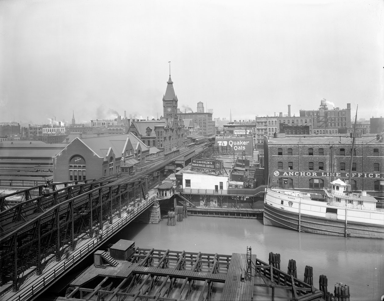 Steamer Alaska lagde til ved Wells Street, Chicago, Illinois, USA, ca. 1905 (s/h-foto) af Barnes and Crosby