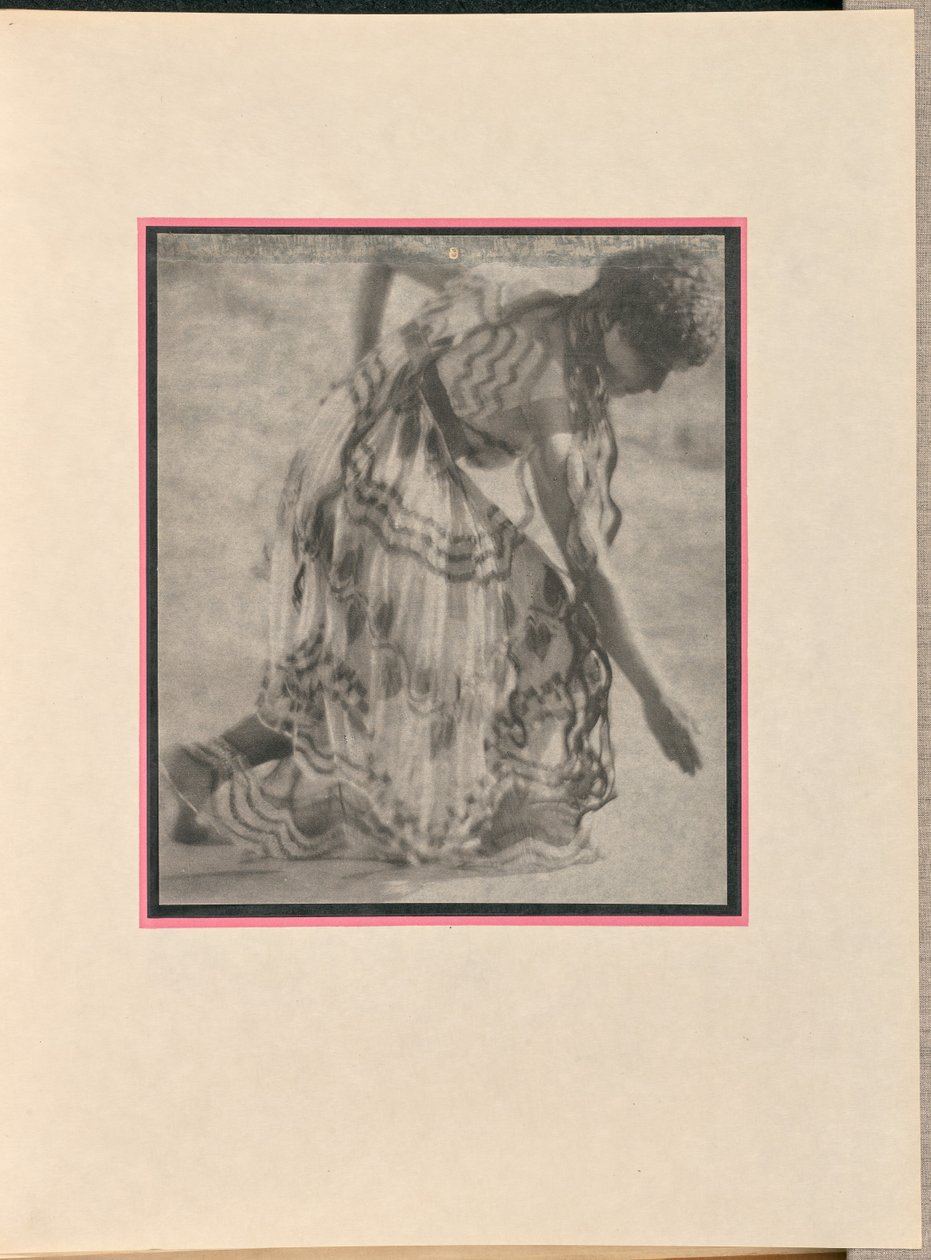 [Kvindelig danser som nymfe, bukker]. af Baron Adolf De Meyer