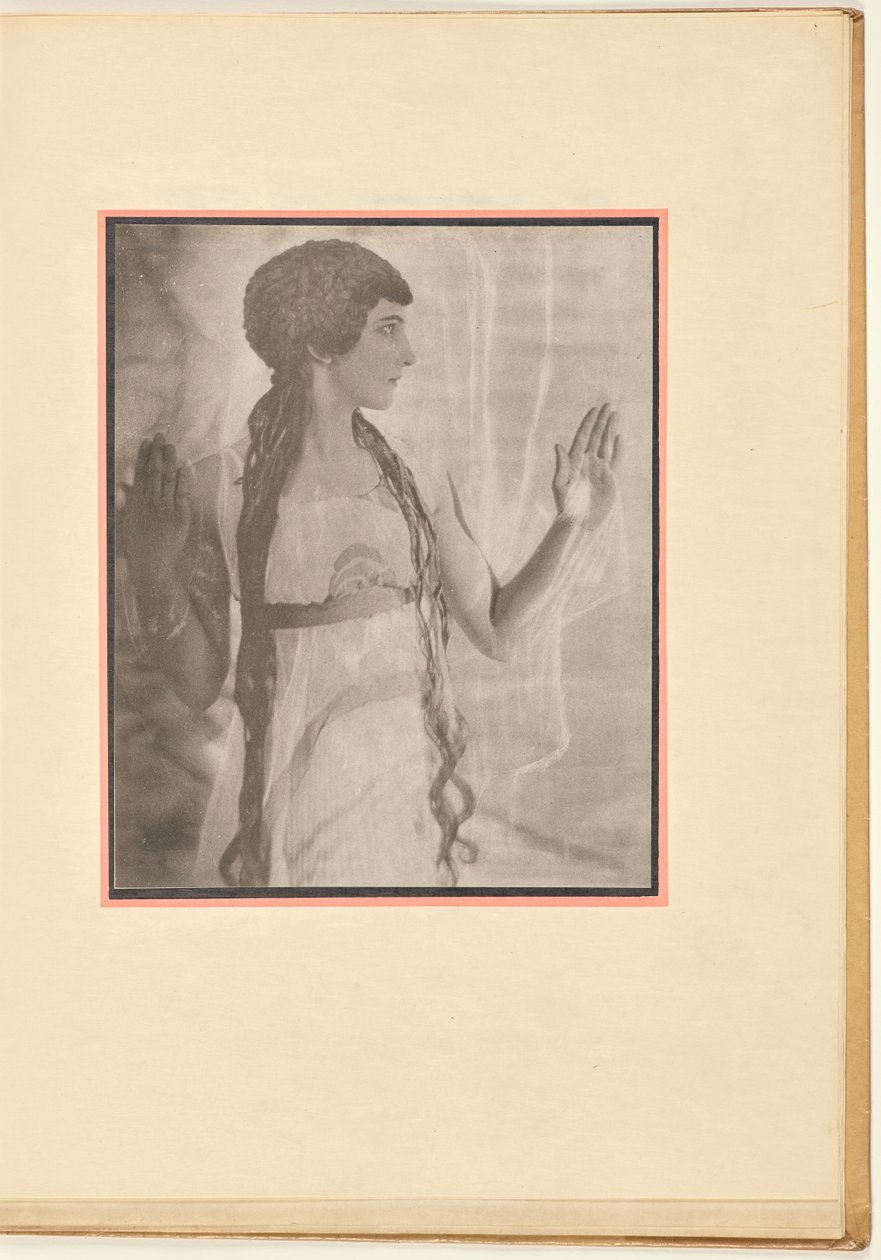 [Kvindelig danser som nymfe, med løftede arme]. af Baron Adolf De Meyer