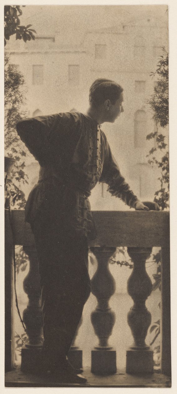[Selvportræt] / [Adolf de Meyer på balkonen i Palazzo Balbi-Valier, Venedig, Italien]. af Baron Adolf De Meyer
