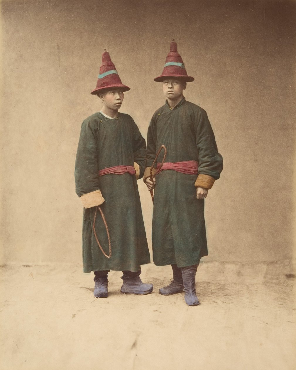 [To kinesiske mænd i matchende traditionel kjole], 1870