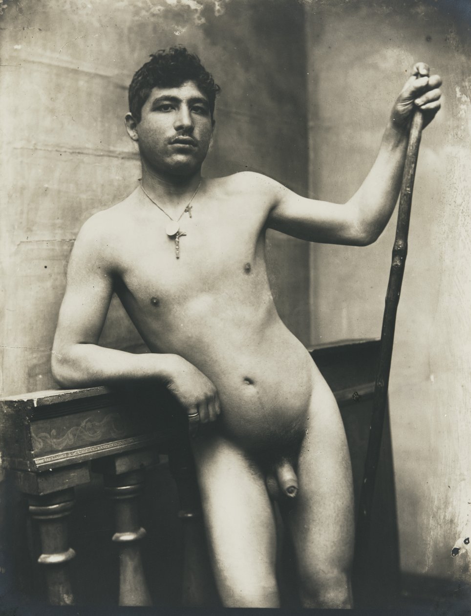 [Nøgen mand med stav og krucifikshalskæde]. af Baron Wilhelm von Gloeden