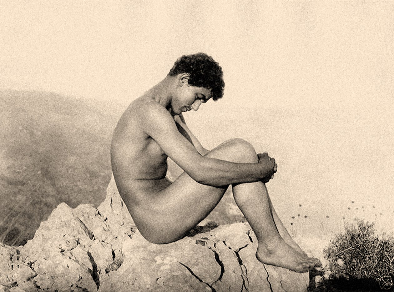 Studie af en nøgen mand på en klippe, Taormina, Sicilien, ca. 1900 (sepia-billede) af Baron Wilhelm von Gloeden