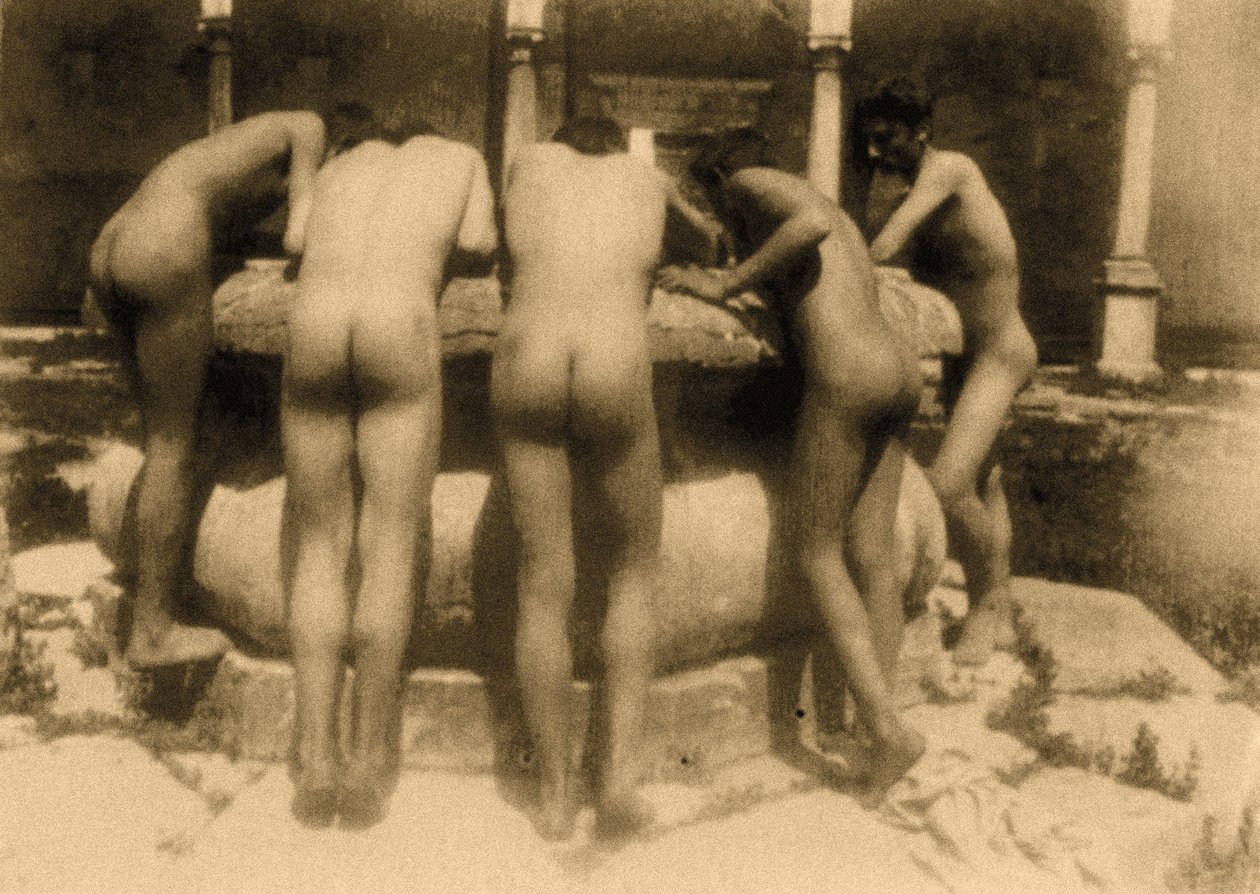 Studie af fem drenge, der kigger ned ad en brønd, Sicilien, C.1900 (sepiafoto) af Baron Wilhelm von Gloeden