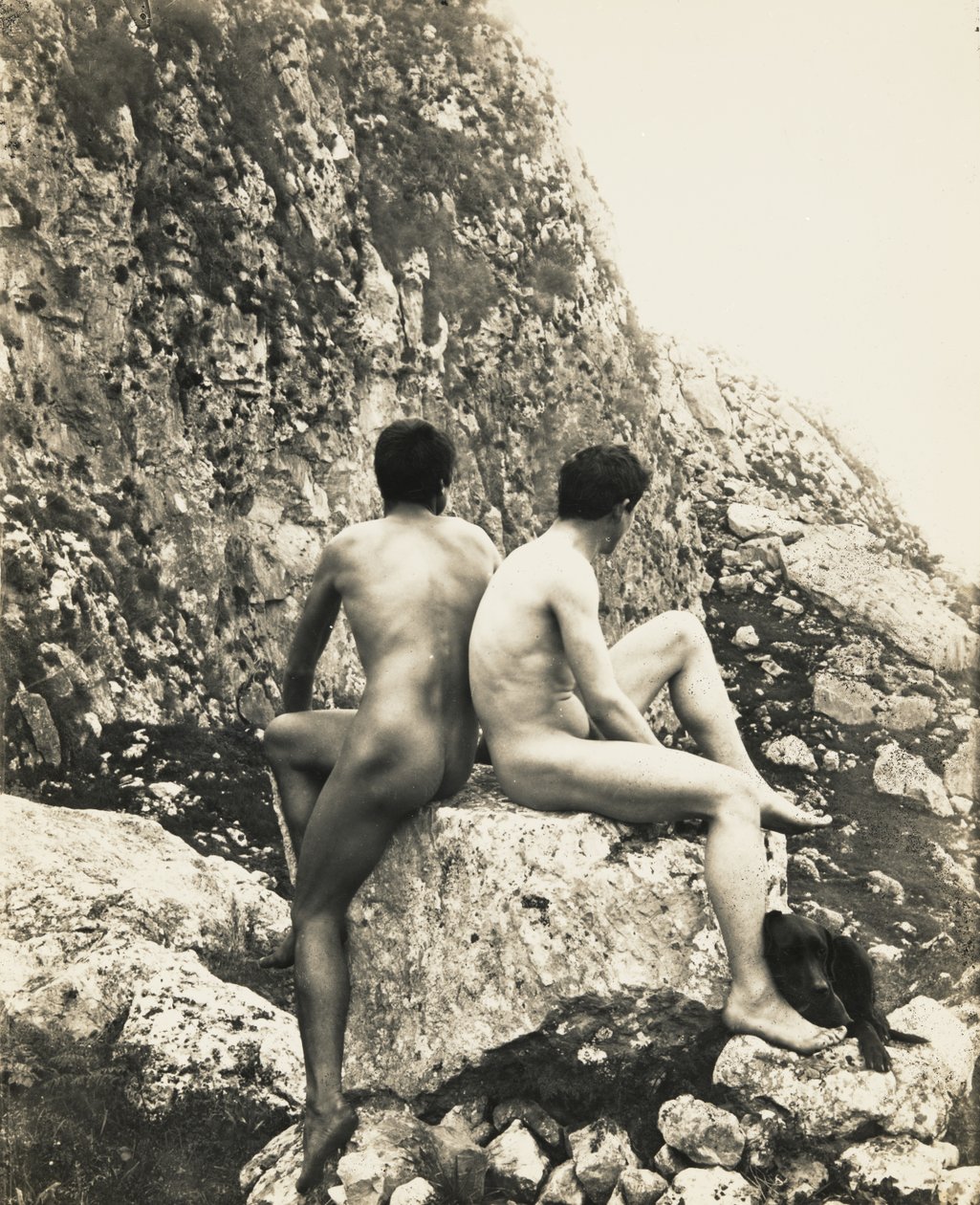[To nøgne unge mænd på klippe]. af Baron Wilhelm von Gloeden