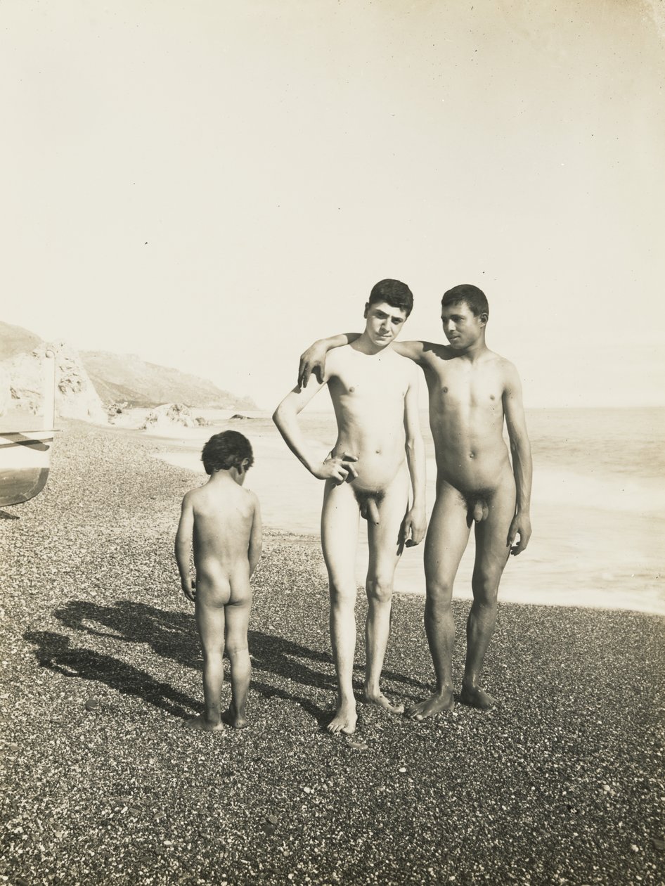 To unge mænd og en dreng på stranden af Baron Wilhelm von Gloeden