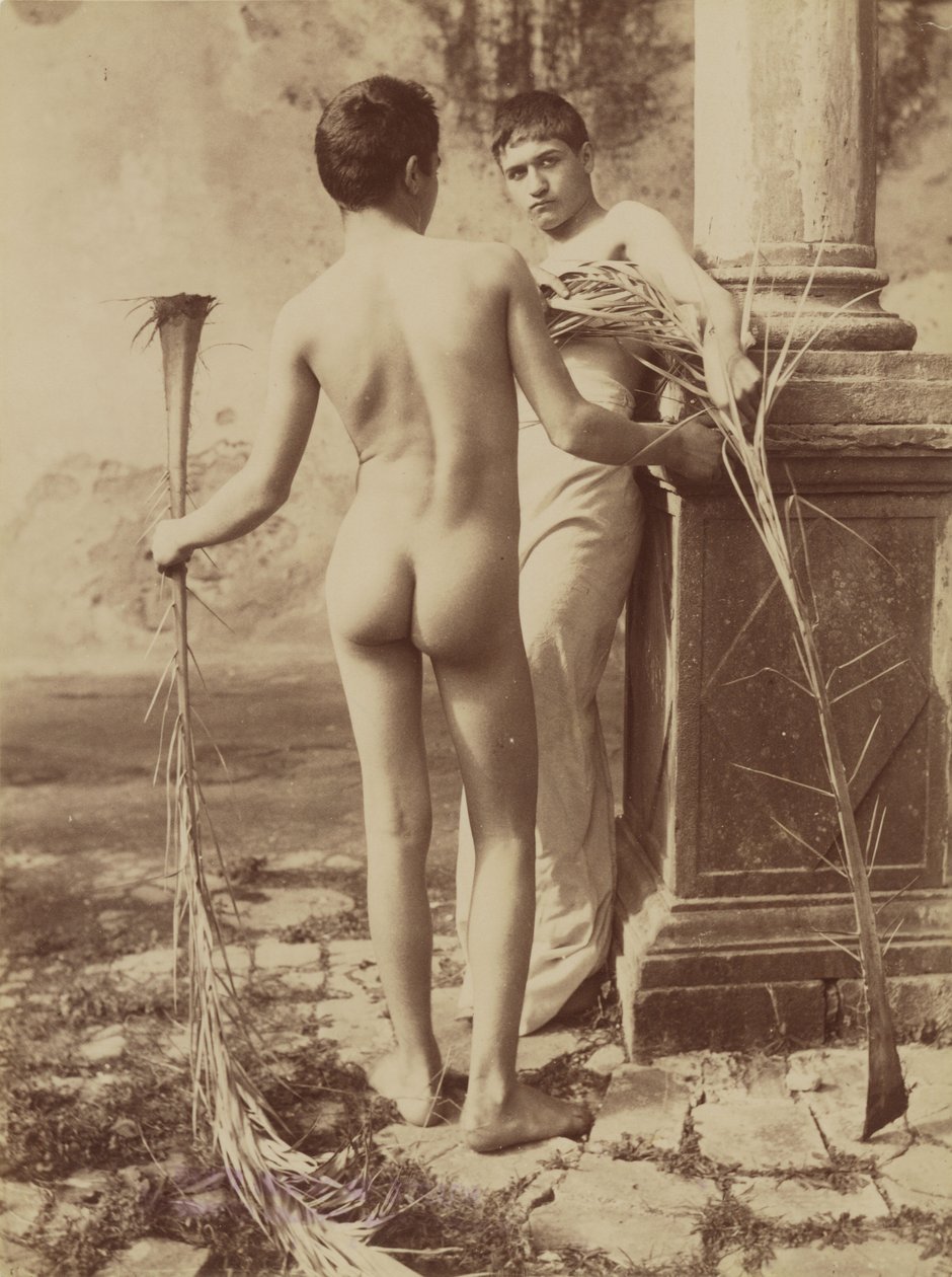 Uden titel [To unge mænd, der holder palmeblade]. af Baron Wilhelm von Gloeden