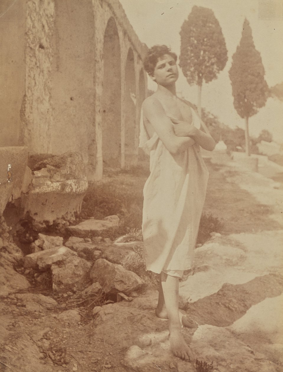 [Ung mand, der poserer i et græsk teater] af Baron Wilhelm von Gloeden