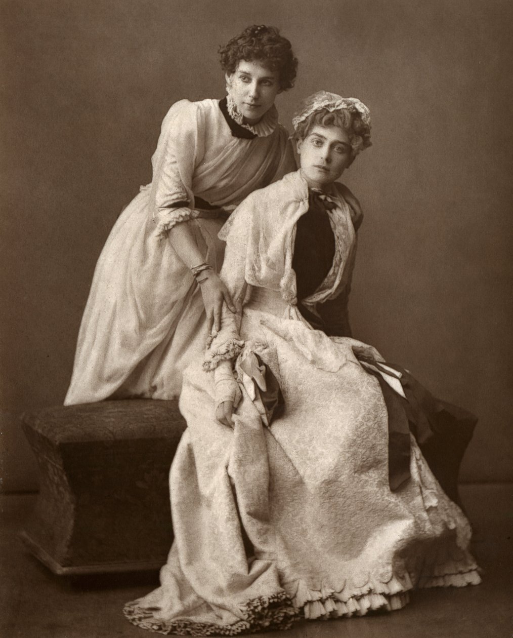 De britiske skuespillerinder Eweretta Lawrence og Grace Otway i On Change, 1886 af Barraud
