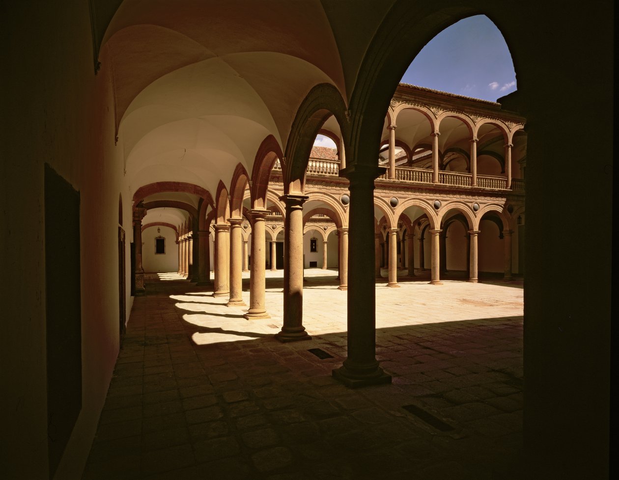 Udsigt til galleriet i hospitalets indre gårde, designet af Bartolome Bustamante (ca. 1499-1570) (foto) af Bartolome de Bustamante