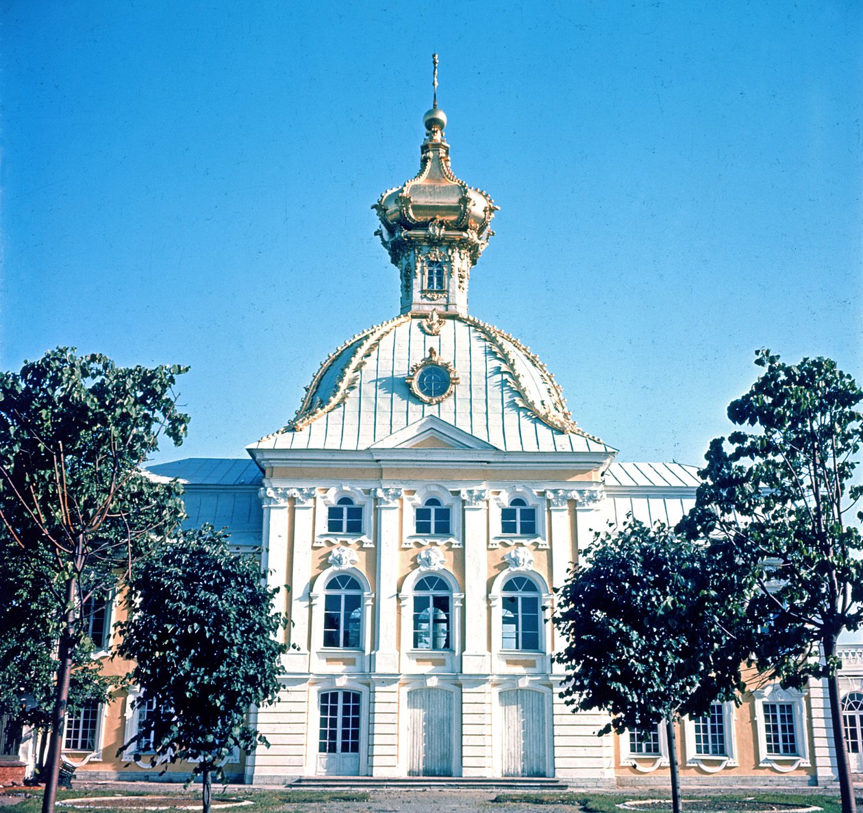 Udsigt over den nordlige pavillon i det store sommerpalads, bygget i 1750 af Bartolomeo Franceso Rastrelli