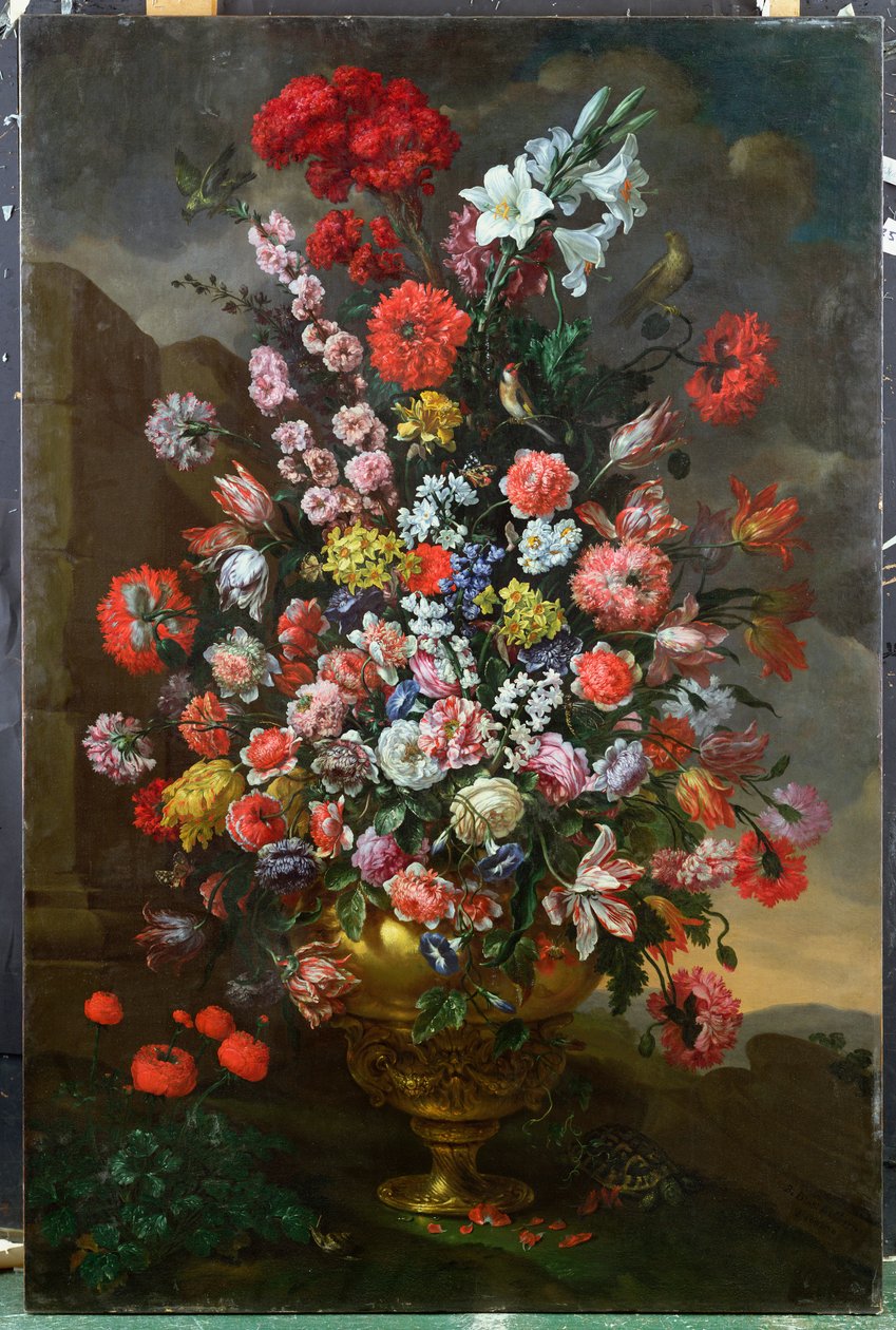 Liljer, tulipaner, nelliker, pæoner, krumspring og andre blomster i en bronzeurne med fugle, en skildpadde og sommerfugle i et landskab, 1718 af Bartolomeo Bimbi