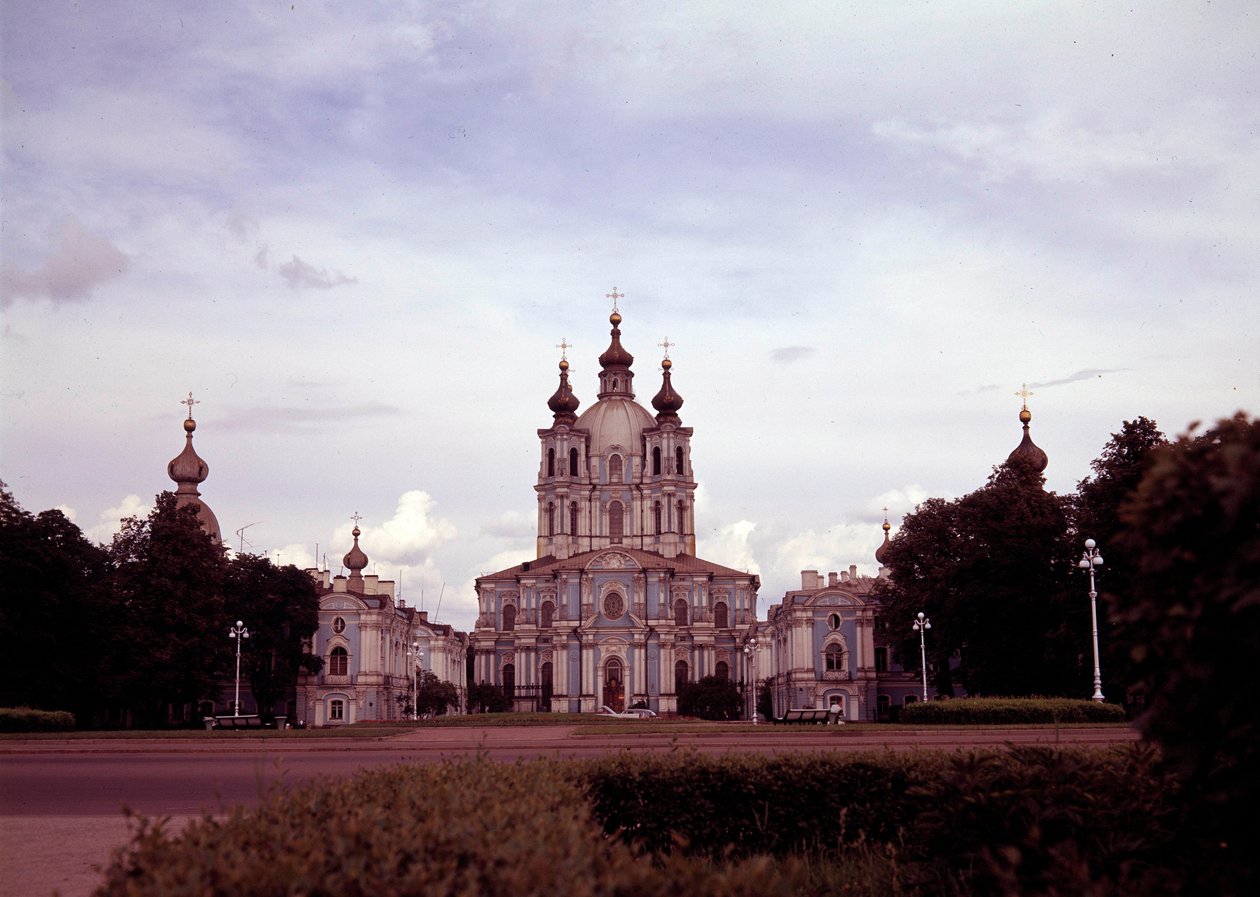 Arkitektur: udsigt over Smolny-klosteret bygget mellem 1748 og 1835 af arkitekten Francesco Bartolomeo Rastrelli (1700-1771), Sankt Petersborg, Rusland. af Bartolomeo Franceso Rastrelli