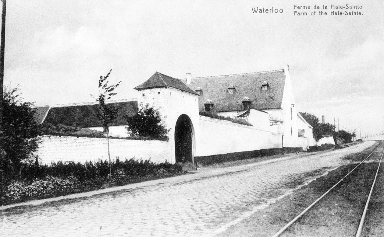 Farm of La Haye-Sainte, på vejen fra Charleroi til Bruxelles og et vigtigt strategisk sted for Wellington under slaget ved Waterloo, erindringspostkort ca. 1912 (photolitho) af Belgian Photographer