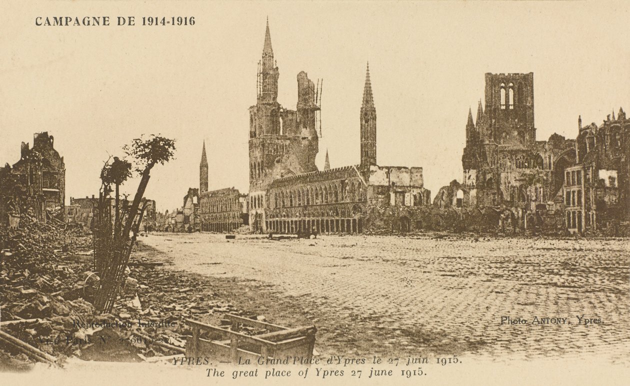 The Grand Place, Ypres, 27. juni 1915 af Belgian Photographer