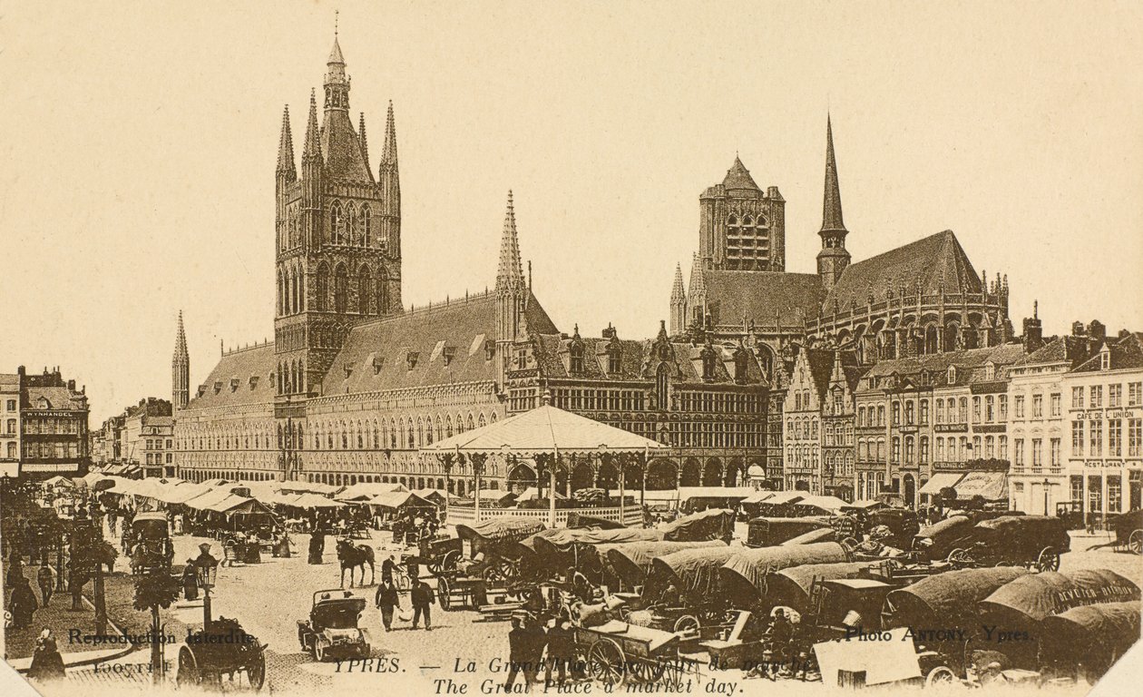 The Grand Place på markedsdagen, Ypres, Belgien af Belgian Photographer