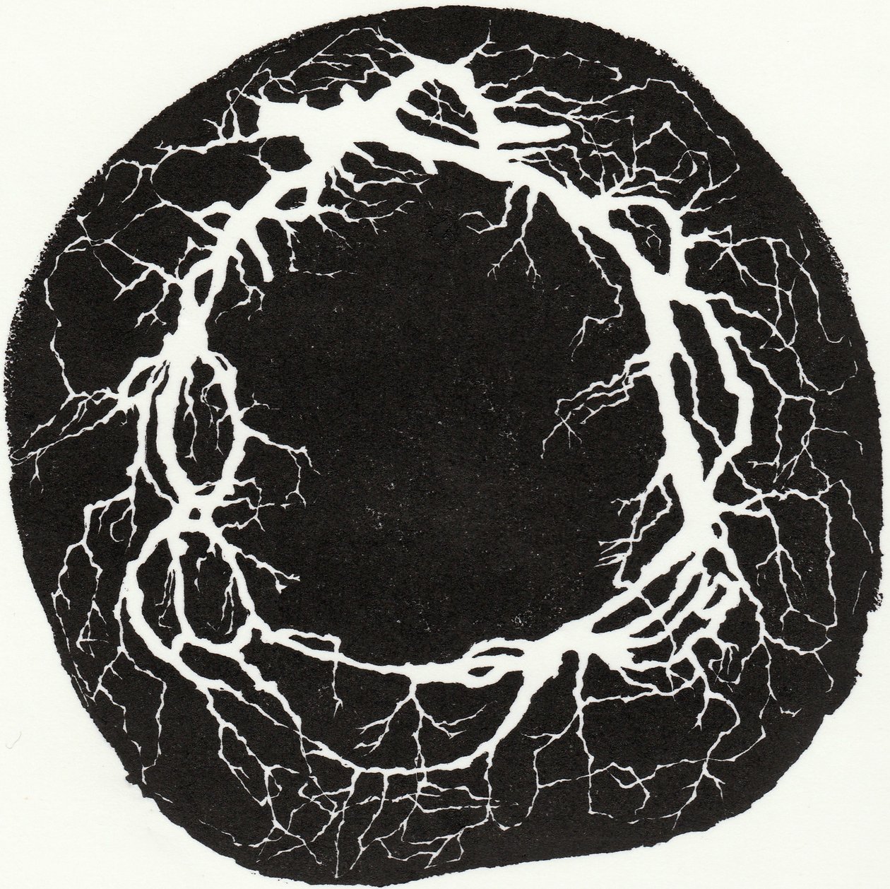 Root Wreath, 2019 (træsnit på papir) af Bella Larsson