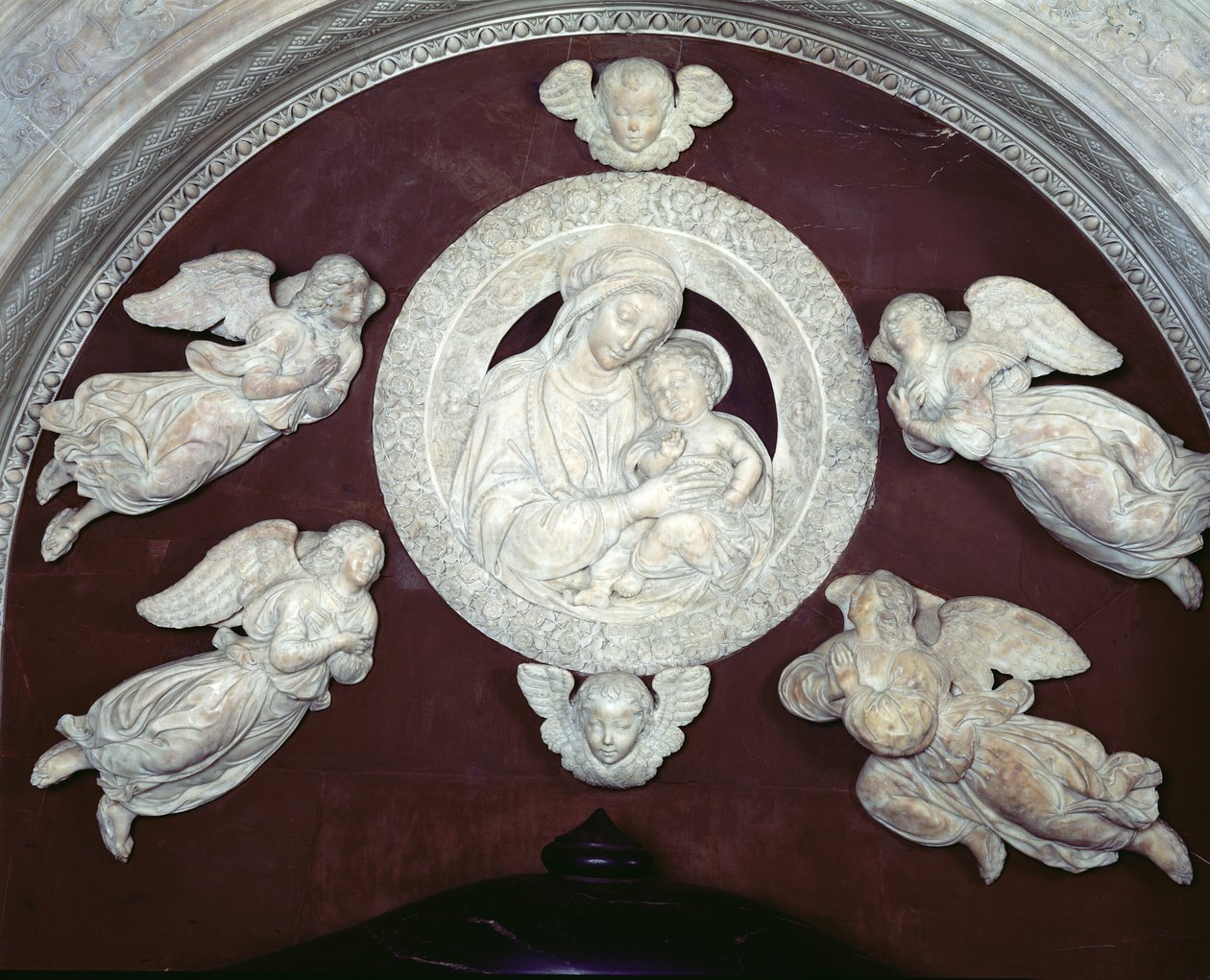 Filippo Strozzis grav 1428-91 i Strozzi-kapellet, detalje af Jomfruen og Barnet med engle, 1491-95 marmordetalje af 208700 af Benedetto da Maiano