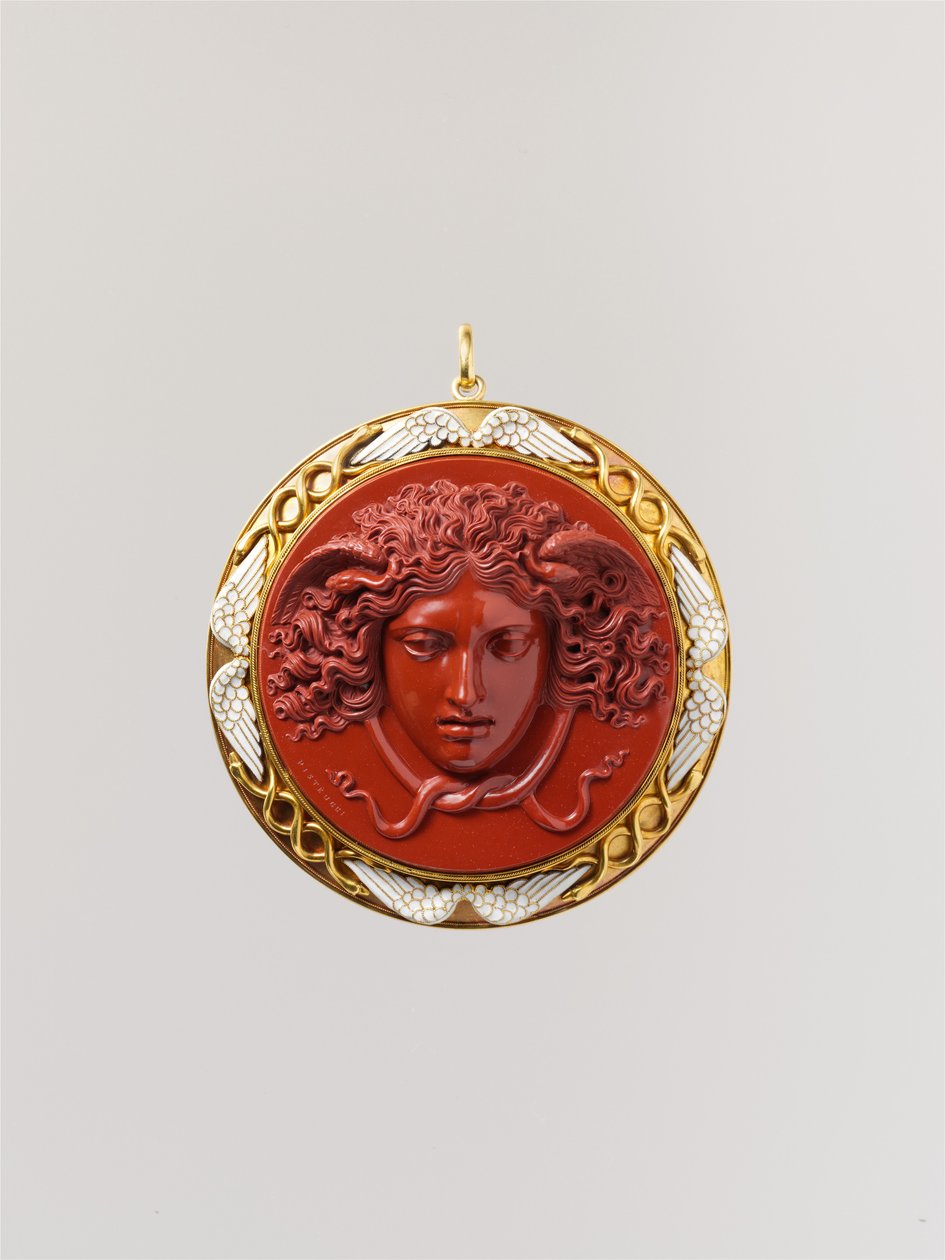 Head of Medusa (rød jaspis monteret i guld med hvid emalje) af Benedetto Pistrucci