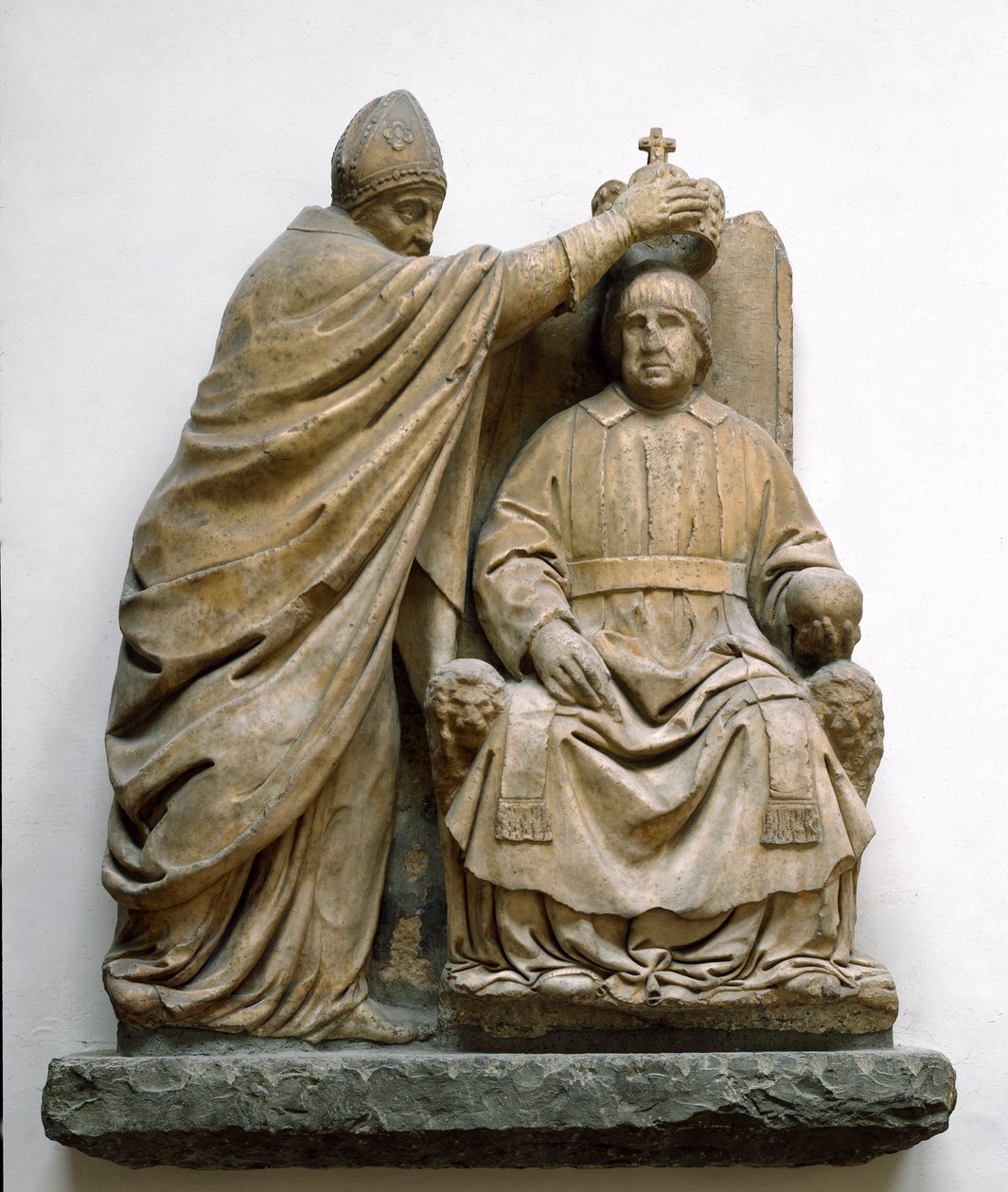 Kardinal Latino af Carlo Orsini (1410-1477) kroner Ferdinand II af Aragon (1452-1516) Marmorskulptur af Benedetto da Maiano (1442-1497). Firenze, Bargello Nationalmuseum af Benedetto da Maiano