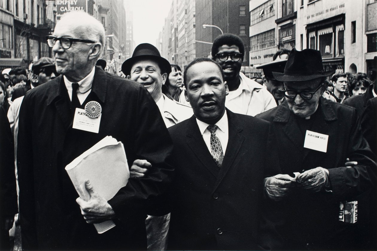Dr. Benjamin Spock, Dr. King og Monsignor Rice fra Pittsburgh marcherer i Solidaritetsdagsparaden kl. af Benedict J. Fernandez