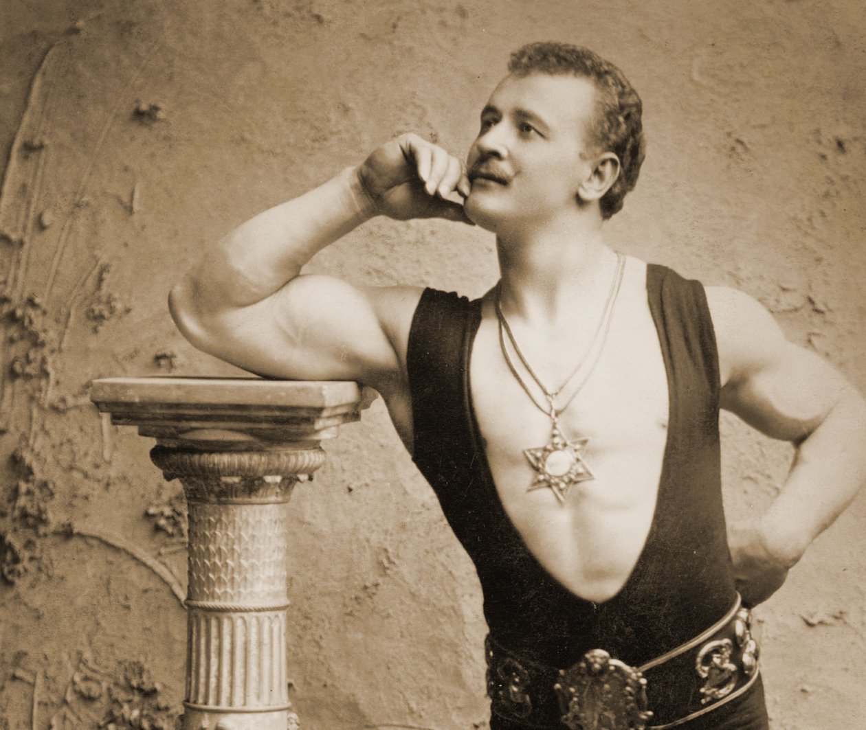 Eugen Sandow, i klassisk oldgræsk-romersk positur, ca. 1894 af Benjamin J. Falk