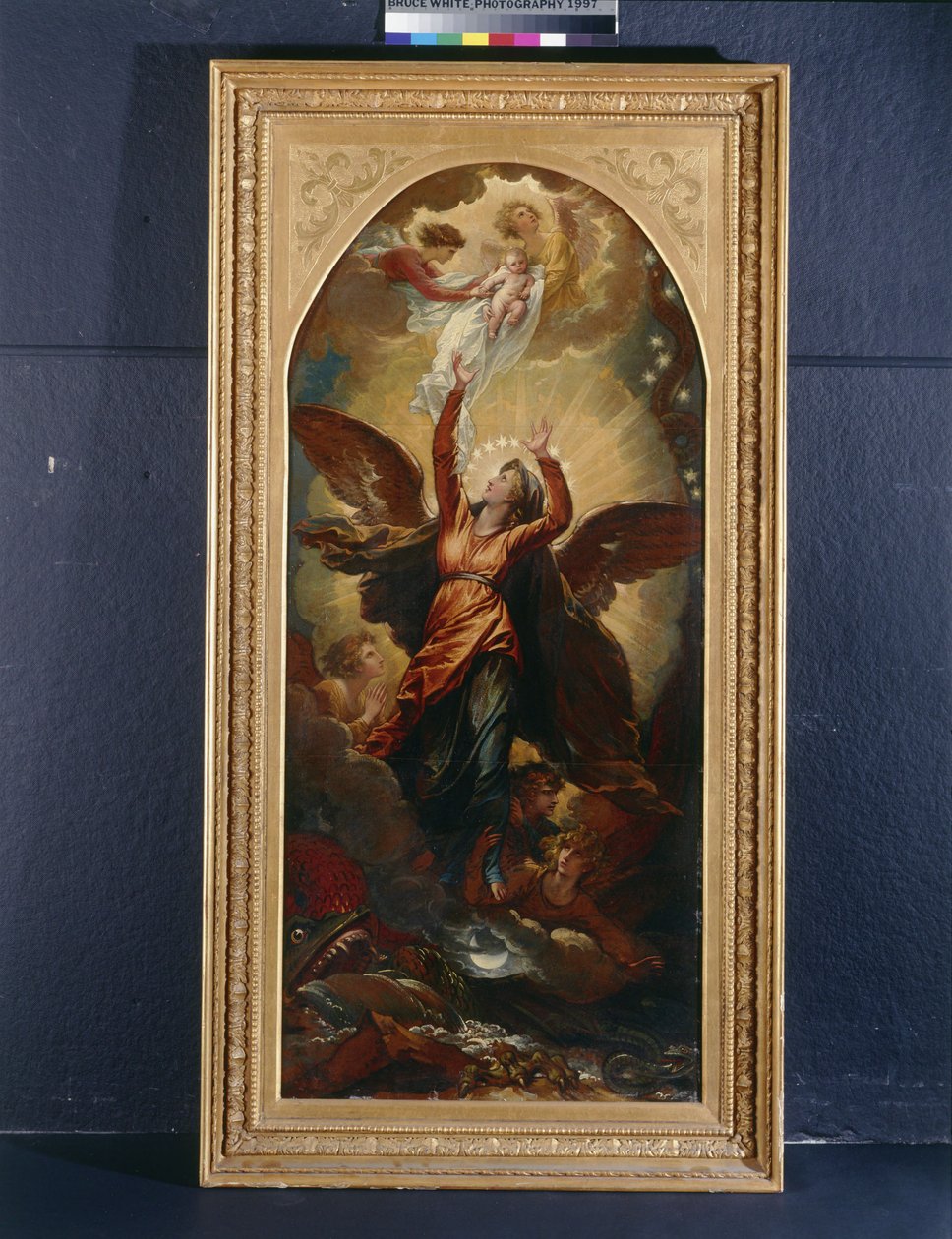 Kvinden klædt i solen flygter fra dragens forfølgelse af Benjamin West