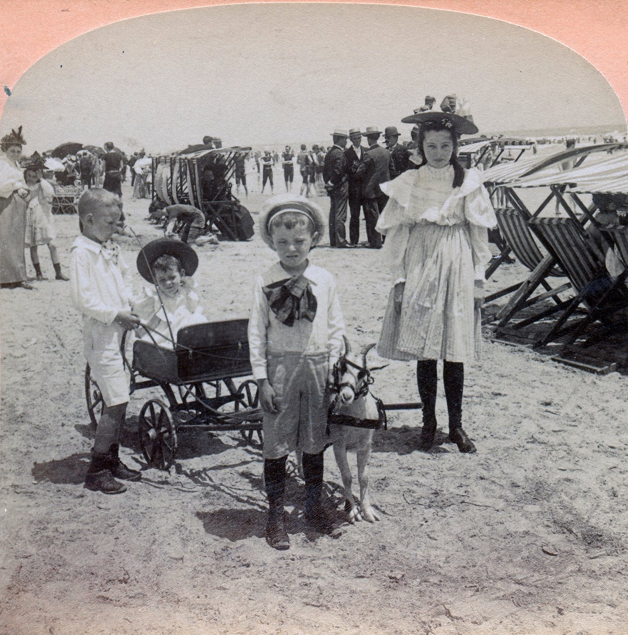 USA, Atlantic City: børn leger på stranden i Atlantic City af Benjamin West Kilburn