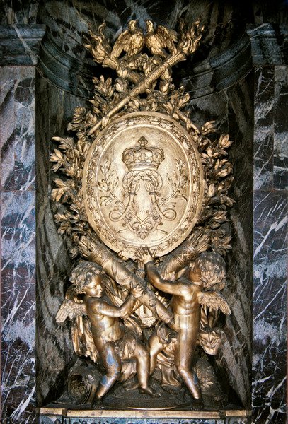 Skulptur på landgangen af Escalier de la Reine, der symbolsk fejrer Louis XIVs og Marie-Thereses ægteskab af Benoit or Massou Masson