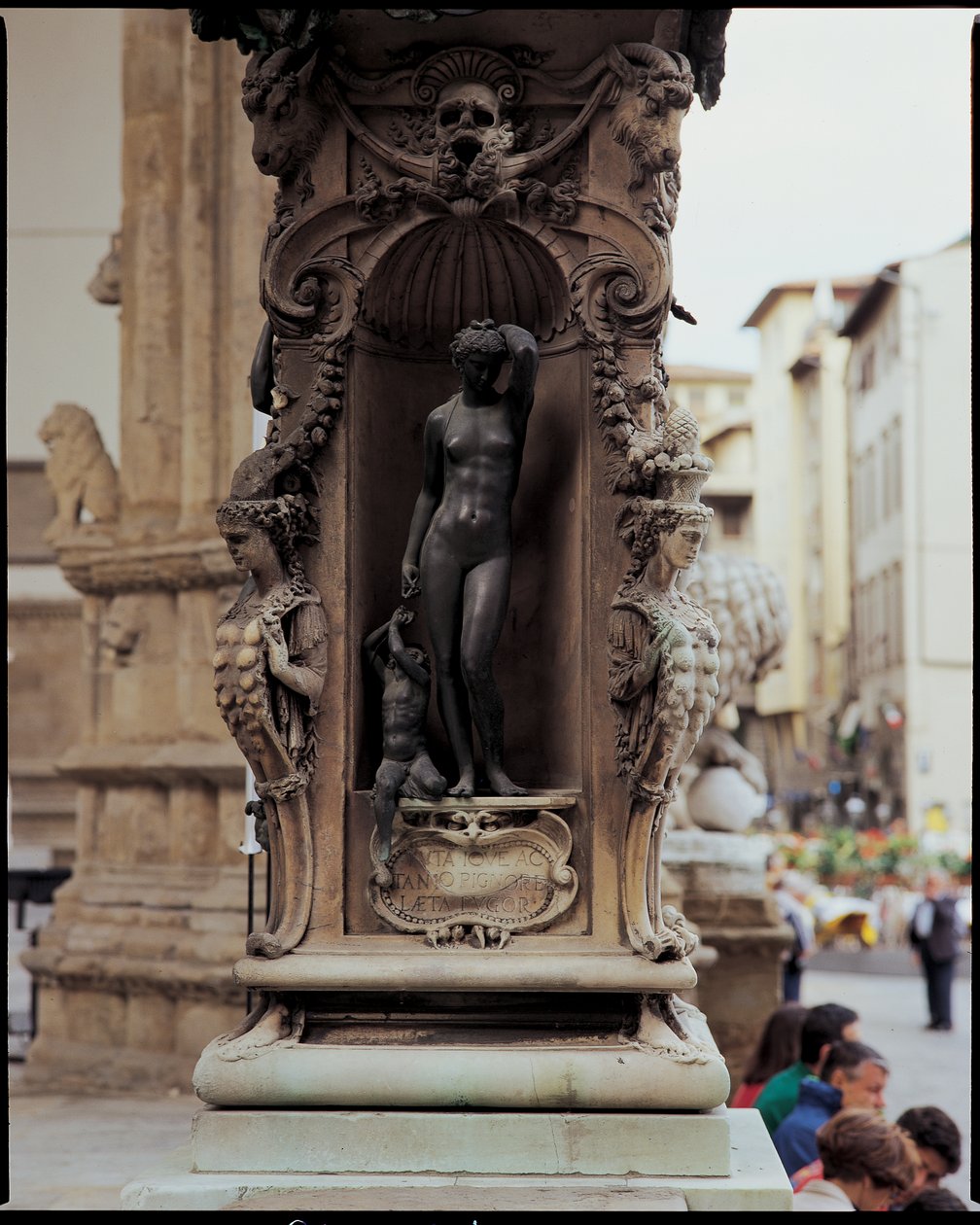 Detalje af Danae og Perseus som dreng, fra bunden af en skulptur af Perseus med hovedet af Medusa, 1545-55 bronze af Benvenuto Cellini