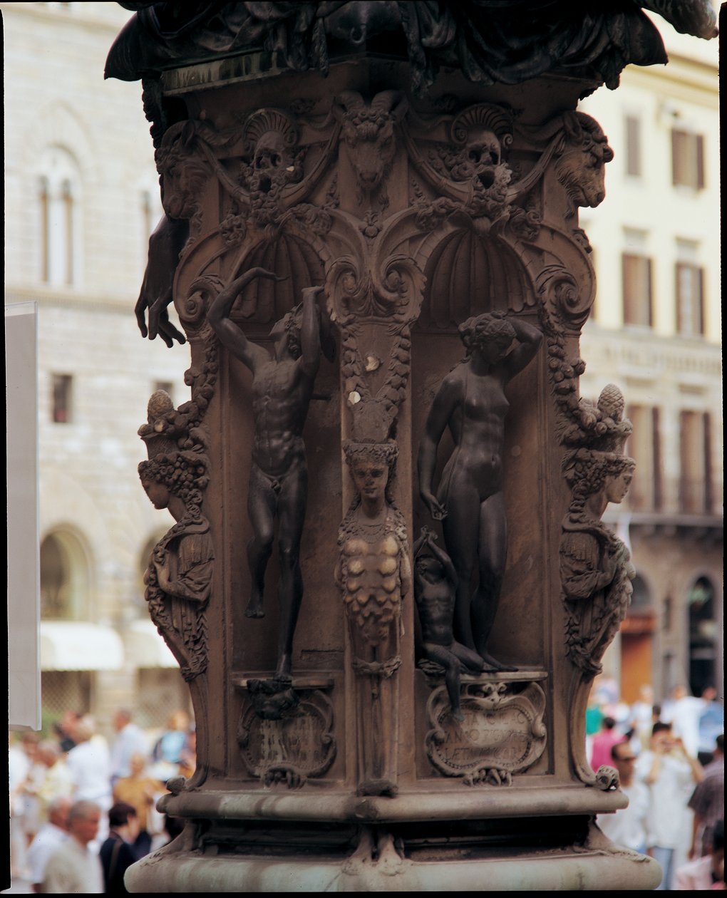 Detalje af Merkur, Danae og Perseus, fra bunden af en skulptur af Perseus med hovedet af Medusa, 1545-55 bronze af Benvenuto Cellini
