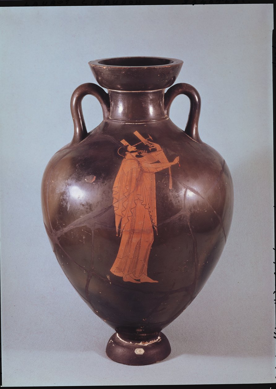 Attic rød figur amfora, der viser en musiker, der spiller en lyre (keramik) af Berlin Painter