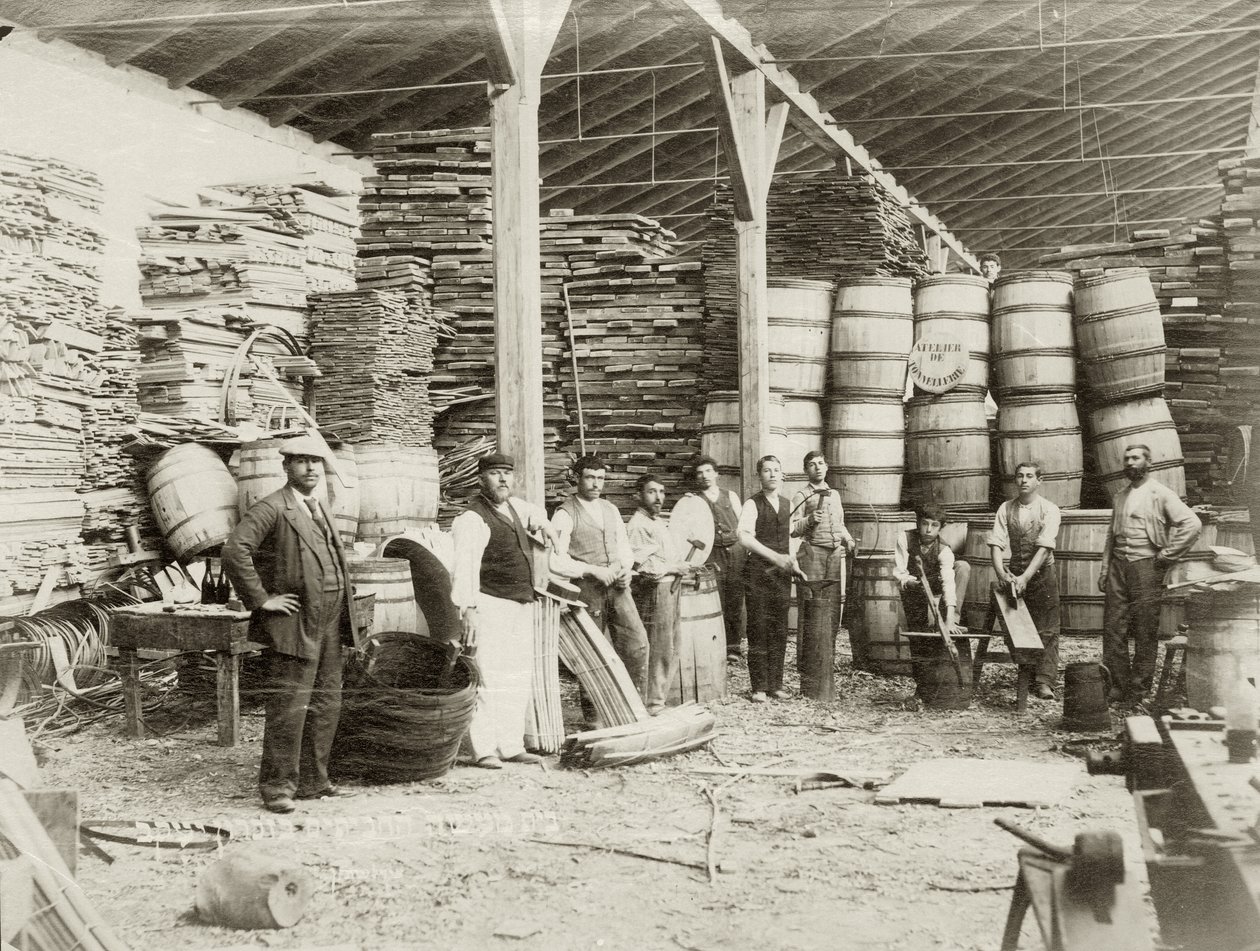 Interiør af en fadfabrik i Zichron Yaacov med arbejdere, c.1898-1900 bw foto af Bernard Edelstein