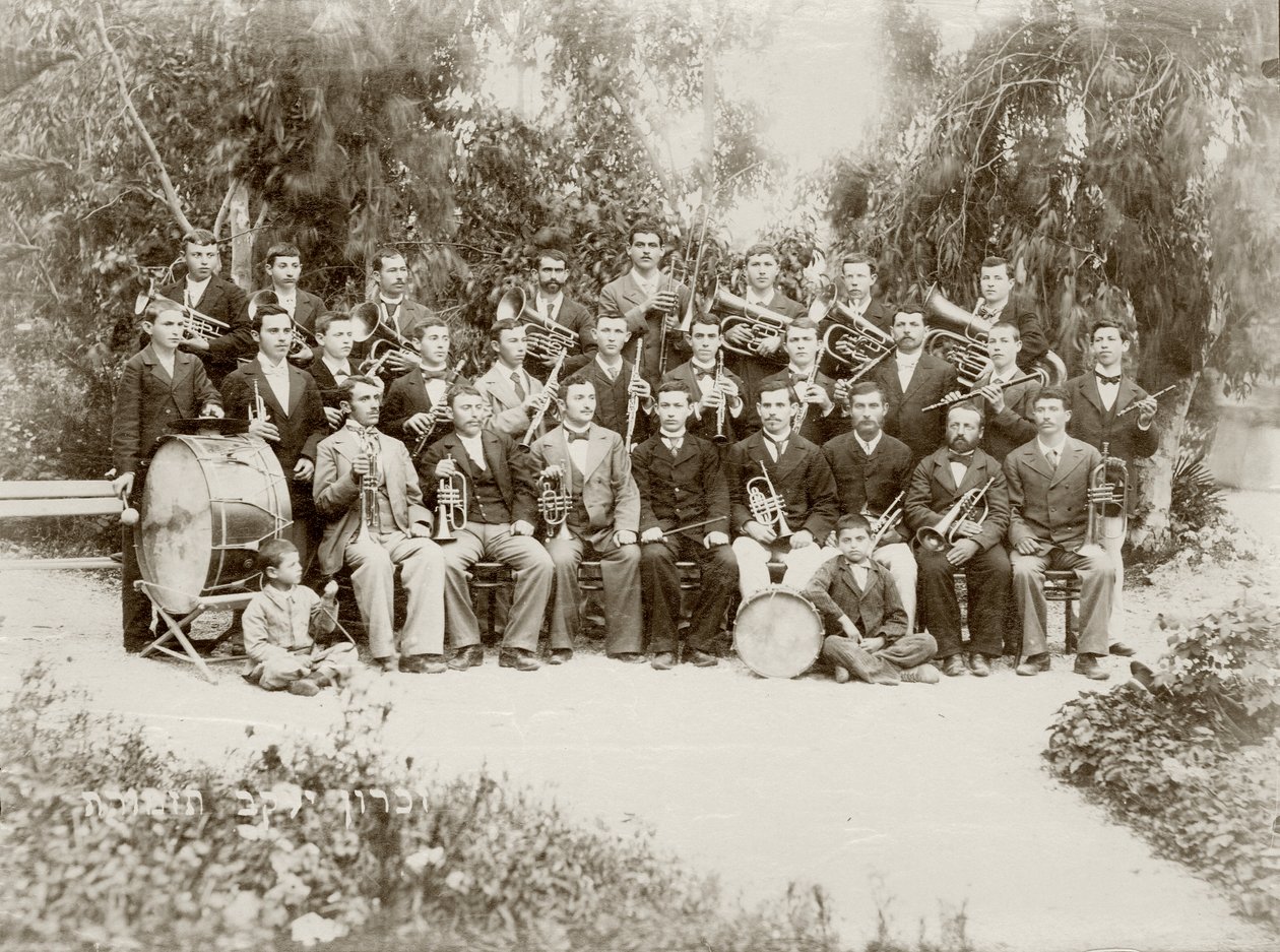 Gruppefotografering af orkestret i Zichron Yaacov, ca. 1898-1900 af Bernard Edelstein