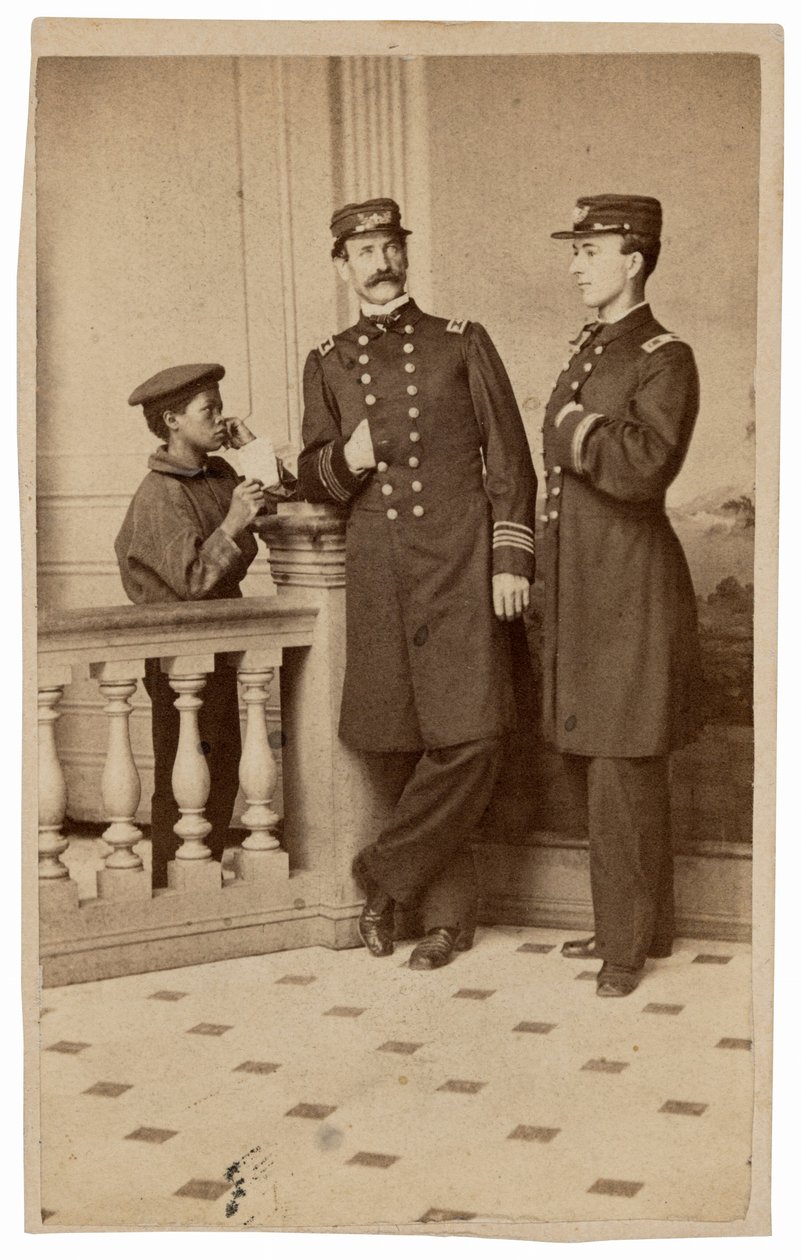 Portræt af flådeofficerer og en budbringer,ca. 1863 (foto) af Bernard Moses