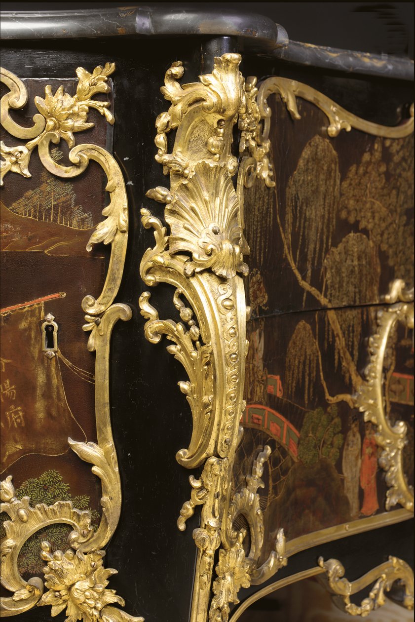 Louis XV kommode, ca. 1740 (ormolu-monteret kinesisk sort, polykrom & forgyldt lak, serpentin, marmor og vernis) af Bernard van Risamburgh