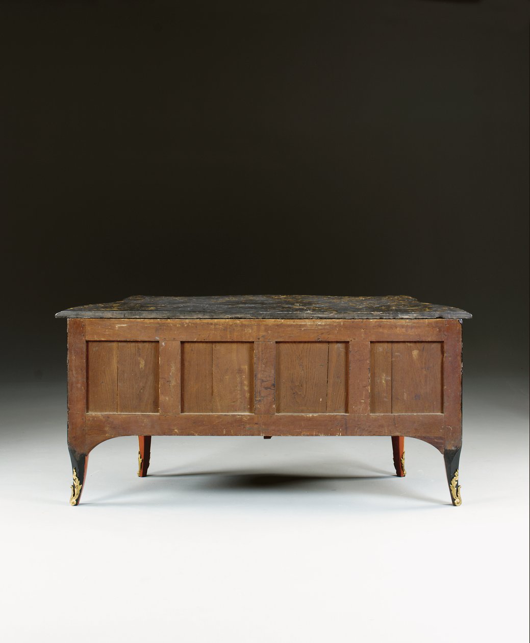 Louis XV kommode, ca. 1740 (ormolu-monteret kinesisk sort, polykrom & forgyldt lak, serpentin, marmor og vernis) af Bernard van Risamburgh