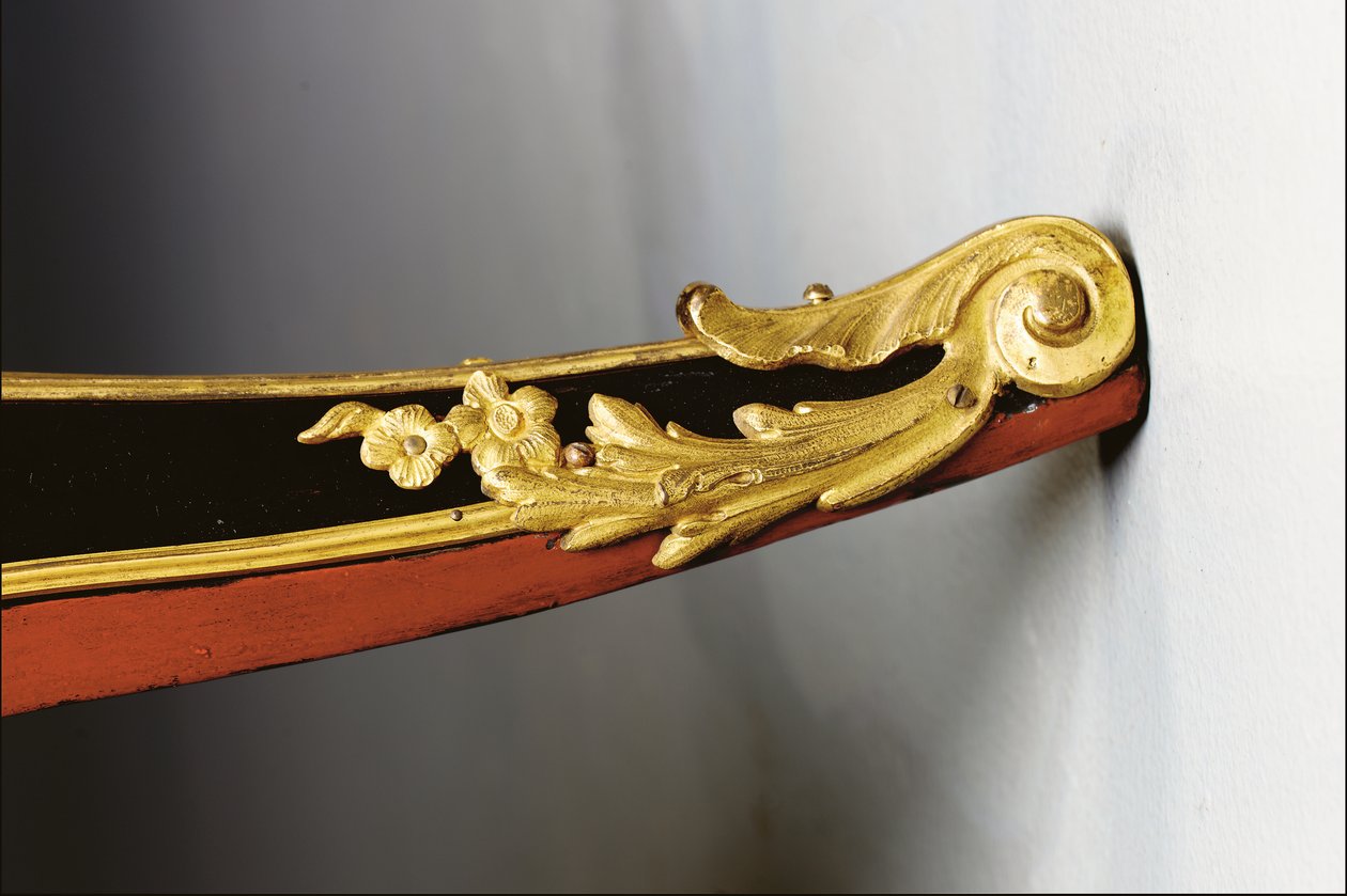 Louis XV kommode, ca. 1740 (ormolu-monteret kinesisk sort, polykrom & forgyldt lak, serpentin, marmor og vernis) af Bernard van Risamburgh