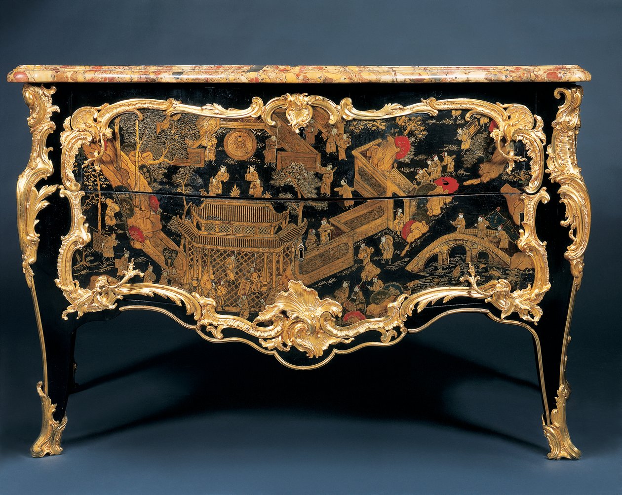 En Louis XV-kommode af Bernard van Risenburgh II