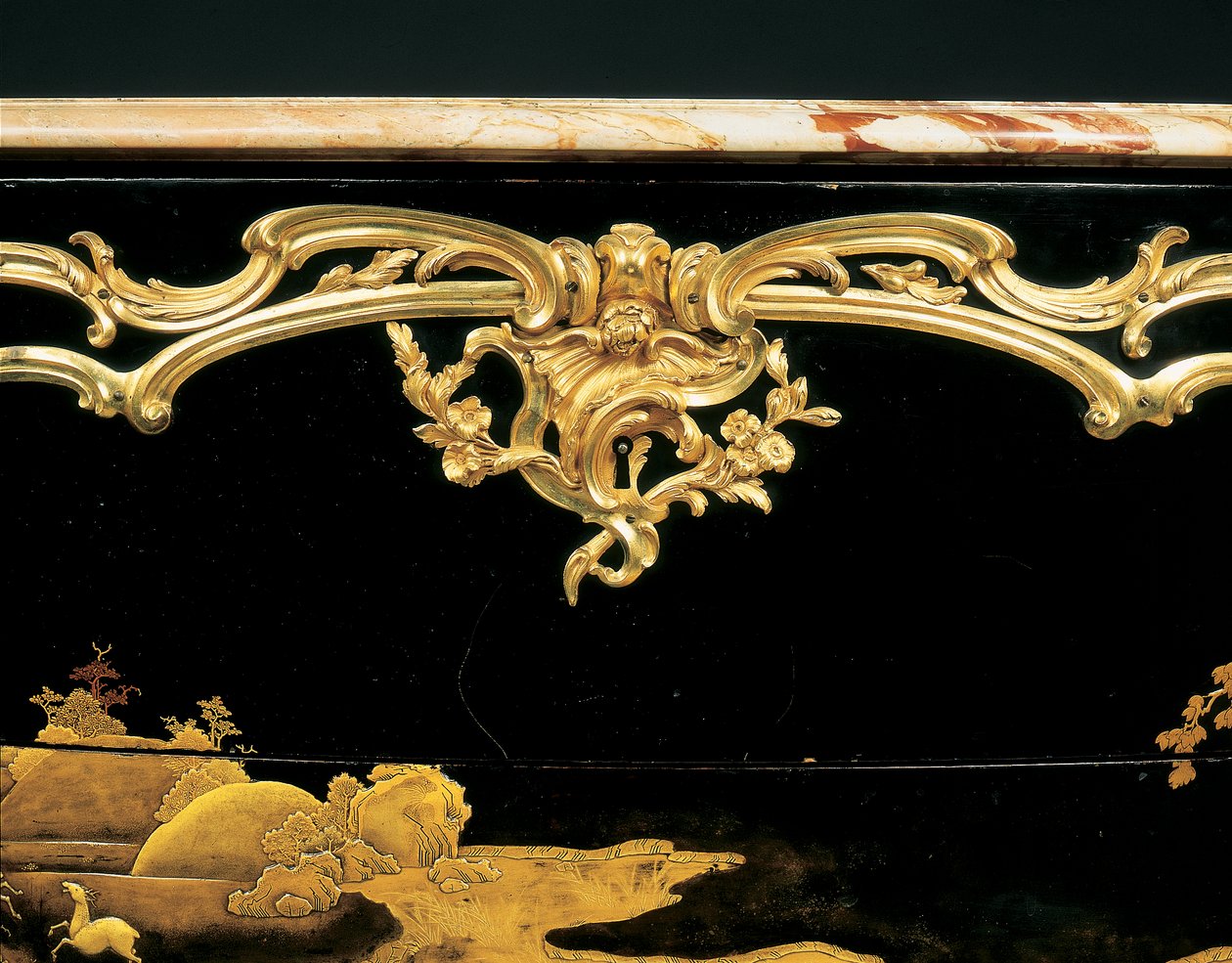 Kommode (ormolu-monteret japansk lak) af Bernard van Risenburgh II