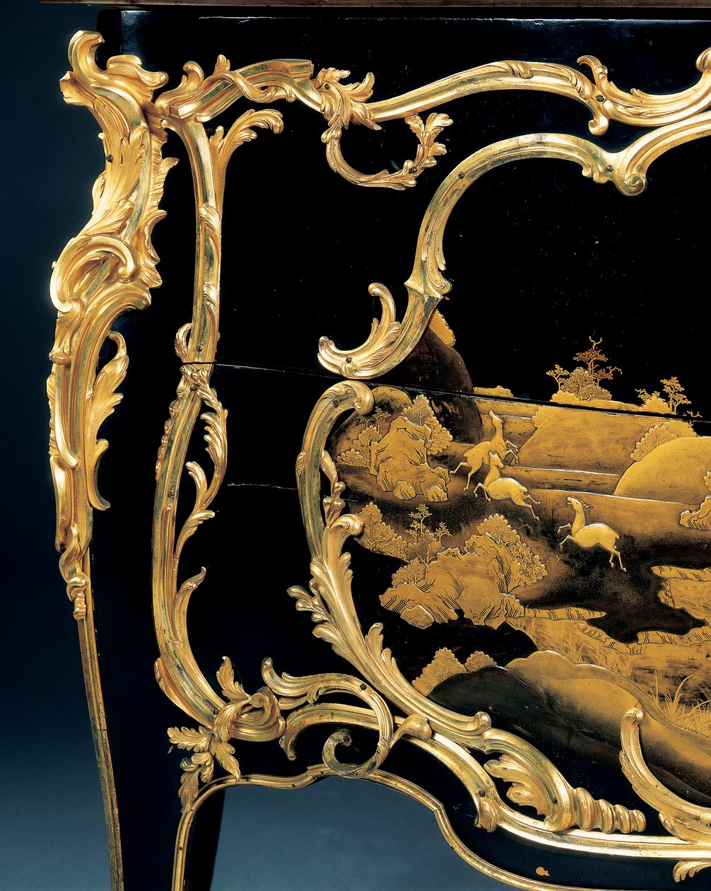 Kommode (ormolu-monteret japansk lak) af Bernard van Risenburgh II