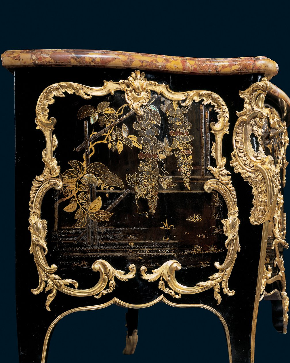 Kommode, ca. 1745 (ormolu-monteret japansk lak & eboniseret træ) af Bernard van Risenburgh II