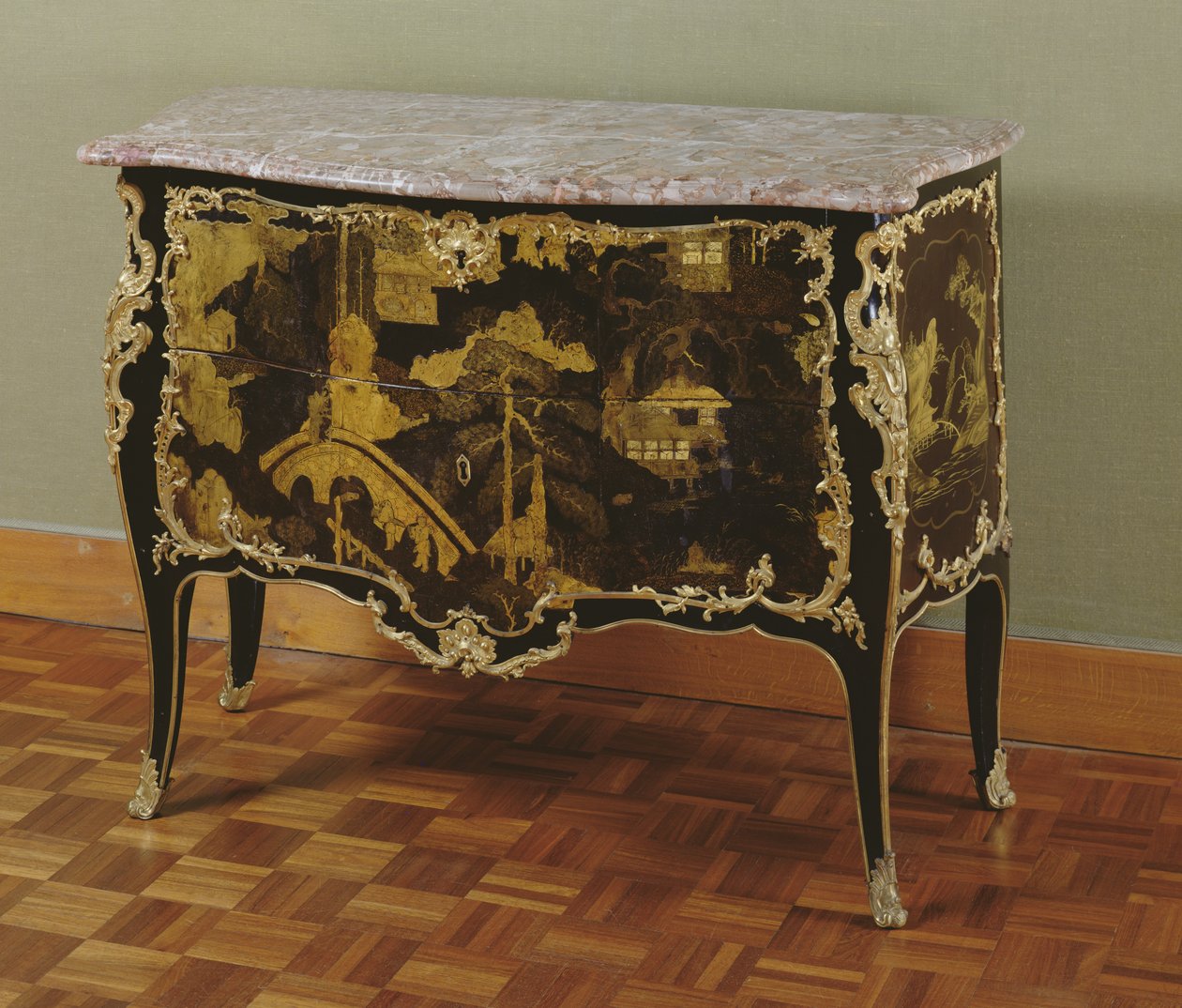 Louis XV Commode (forgyldt træ, bronze og marmor) af Bernard van Risenburgh II