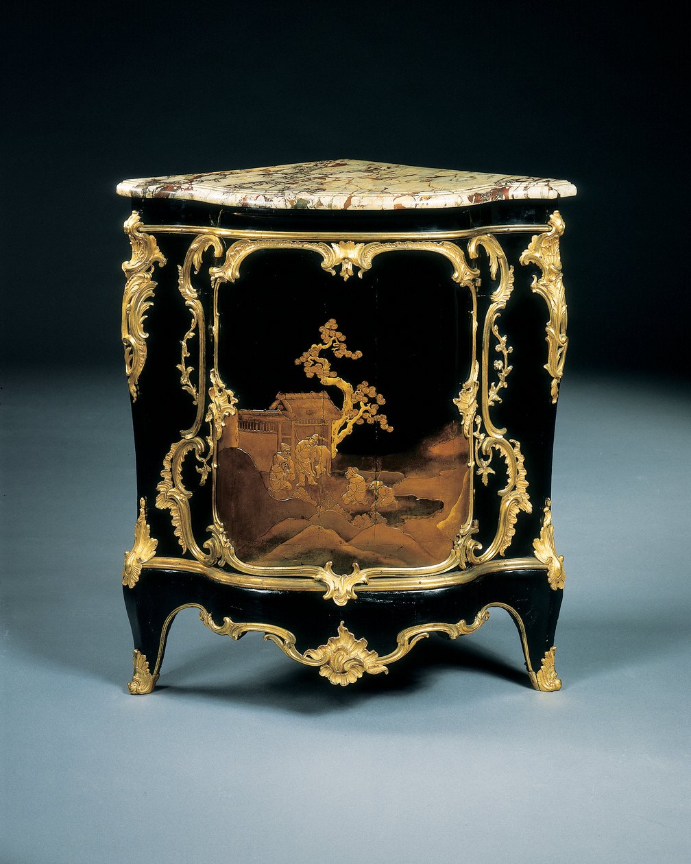 En af et par Louis XV encoignures, ca. 1750 af Bernard van Risenburgh II