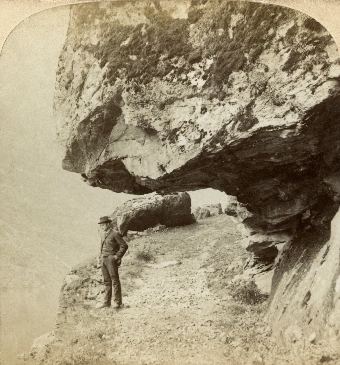 Mand på en klippe med udsigt over Naeroyfjord, Sogne, Norge. af Bert Underwood