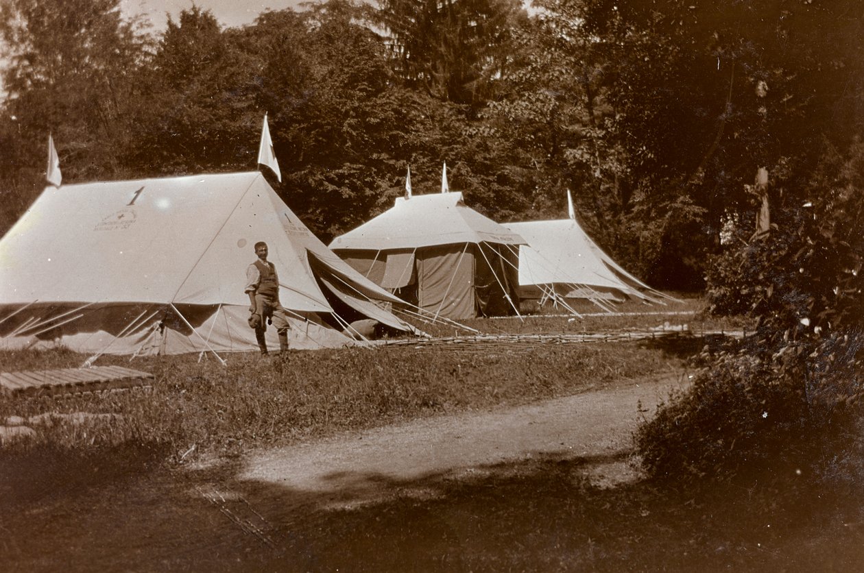 Album af Første Verdenskrig i Friuli-Venezia Giulia: plejer accept, kirurgi og påklædning foran Villa Brazzà, hjemsted for 17 af krigshospitalet i Soleschiano Manzano, foto taget fra kirketårnet, 05/1916 (s/hvid) Foto) af Bietti Bietti